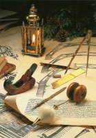 Diverse 18de en 19de eeuwse gereedschappen. Het lantaarntje dateert uit het jaar 1700. - Antique tools dating from the 18th and 19th century.
