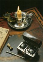 Het Schrift. Een (reis)-schrijfgarnituur in zilver en schildpad uit ca. 1775. - The Script; with a traveller's writing set in silver and tortoise-shell of 1775.